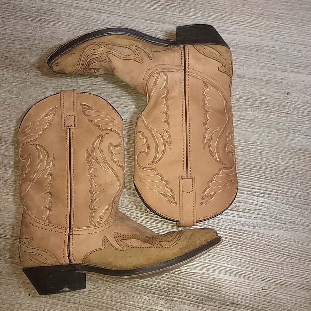 Ladies buckskin color leather boots. Sz.9.5